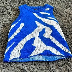 Size small cropped blue whit swirl, relaxed fit
